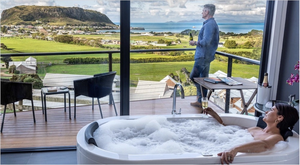 Stanley Accommodation Group overlooking The Nut, Stanley in the bath.